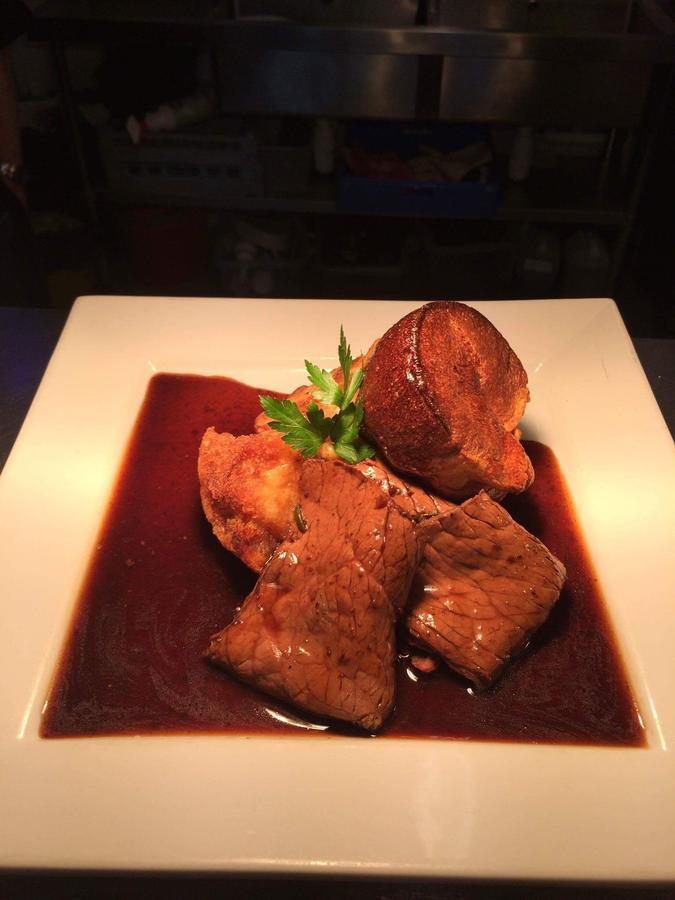 The Bear On The Square Hotel มิลลอม ภายนอก รูปภาพ